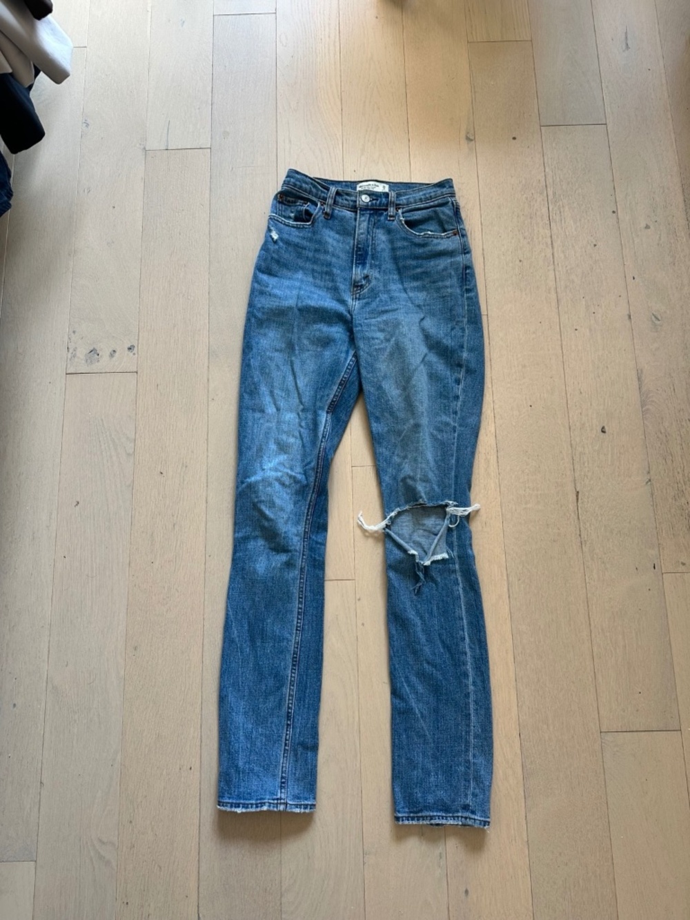 Abercrombie Curve Love ’90s Slim Straight Ultra High Rise Ripped Jeans 25/0 Long